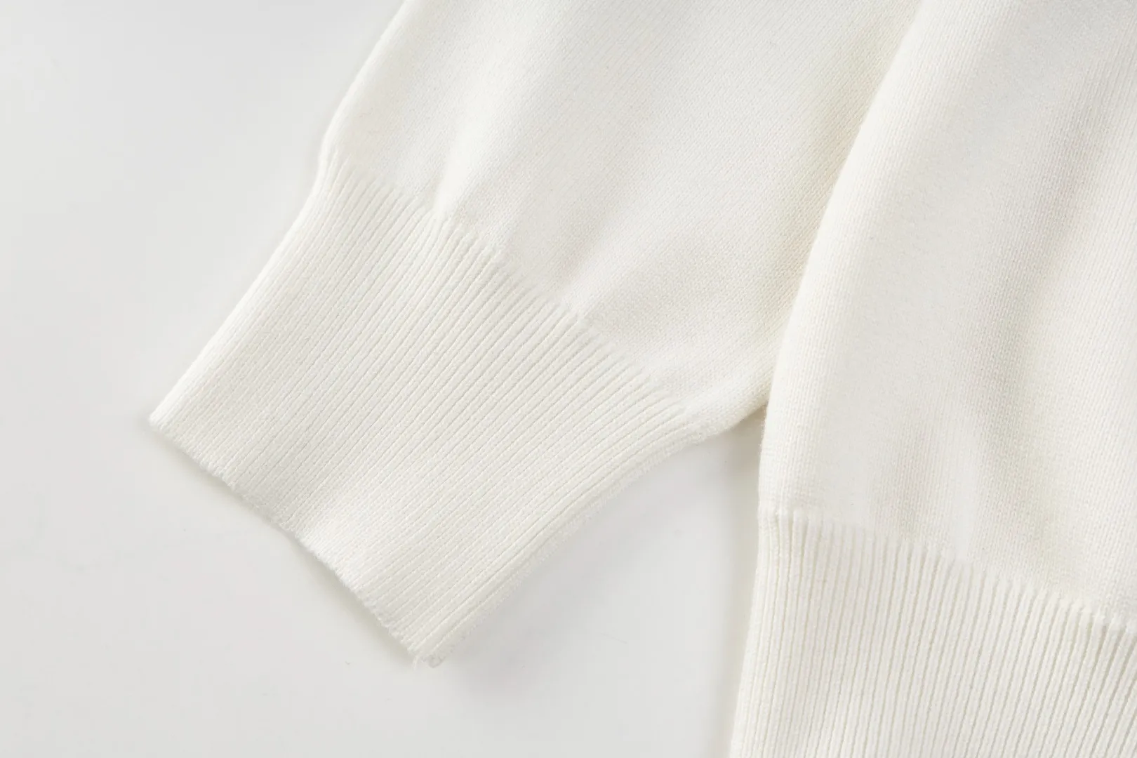 P216 #R81 Ralph Lauren knitted pony embroidered lapel polo shirt three-button pullover open chest long-sleeved sweater Official website synchronization Same style for men and women Sizes: S-XL Color: White Blue Gray Dark Gray Khaki Military Green Navy White Label Navy Blue Red Label Black Red Label Black White Label Pink Classic cotton yarn 100% white cotton High-quality goods Classic styles have always been popular! The workmanship details are very good! The simple lapel polo pullover sweater is always the standard, with classic brand embroidery on the chest! All major stars have the same style! Best for couples. High quality goods! Xinjiang cotton micro-elastic and smooth fabric has excellent quality. Pure cotton is soft and skin-friendly. Size: S M L